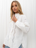 Weiße Baumwollbluse mit Spitze und Rüschen