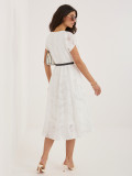 Elegantes weißes Midi-Kleid mit Gürtel