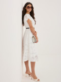 Elegantes weißes Midi-Kleid mit Gürtel