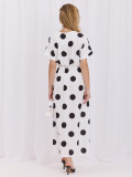 Weiß-schwarzes Midi-Kleid mit Punkten und Wickelausschnitt