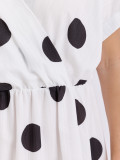 Weiß-schwarzes Midi-Kleid mit Punkten und Wickelausschnitt