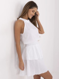 Weiße ausgestellte Kleid mit Rüsche