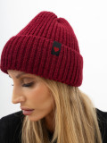 Bordeauxrote Wintermütze mit Applikation