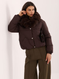 Kurze braune Steppjacke mit Stehkragen
