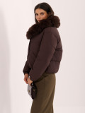 Kurze braune Steppjacke mit Stehkragen