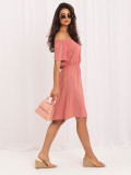 Rosa ausgestelltes Sommerkleid mit kurzen Ärmeln und Knöpfen