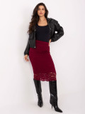 Eleganter roter Midirock mit Spitze und Futter