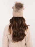 Beige Wintermütze mit Pompon