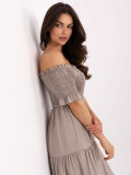 Beige ausgestellte Kleid mit kurzen Ärmeln