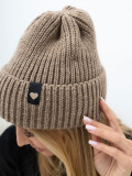 Beige Wintermütze mit Applikation