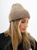 Beige Wintermütze mit Applikation