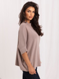 Beiger Pullover mit Applikation und Stehkragen