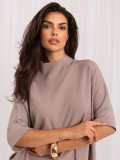 Beiger Pullover mit Applikation und Stehkragen