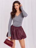 Eleganter grauer Pullover mit Wickelausschnitt