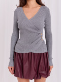 Eleganter grauer Pullover mit Wickelausschnitt