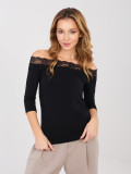 Schwarze Bluse mit Spitze und Carmen-Ausschnitt