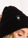 Schwarze Wintermütze mit Applikation