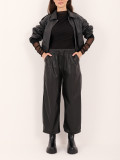 Schwarze Kunstlederhose mit weitem Bein