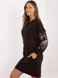 Kurzes braunes Kleid mit Stickerei und Puffärmeln