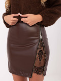 Eleganter Minirock aus Kunstleder mit Spitze, braun