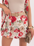 Rote Shorts mit Blumenmuster und Gürtel