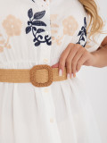 Weiß-blaues Hemdblusenkleid mit Stickerei und Gürtel, midi