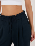 Blaue Sporthose mit Streifen und hohem Bund