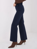 Elegante dunkelblaue Stoffhose mit hohem Bund und Gürtel