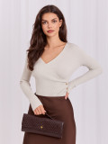 Eleganter beiger Pullover mit Wickelausschnitt