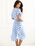 Hellblaues gepunktetes Midi-Kleid mit Gürtel