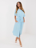 Hellblaues ausgestelltes Midi-Kleid mit Gürtel