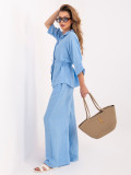 Elegantes hellblaues Set mit Hemd und weiten Hosen