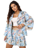 Blaue Shorts mit Blumenmuster und Gürtel