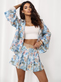 Blaue Shorts mit Blumenmuster und Gürtel