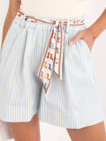 Hellblaue gestreifte Shorts mit Gürtel