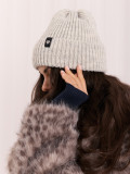Graue Wintermütze mit Applikation