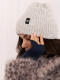 Graue Wintermütze mit Applikation