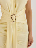 Elegantes gelbes Midi-Kleid mit Wickelausschnitt