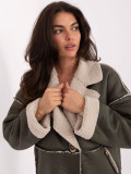 Kurze khakifarbene Übergangsjacke mit Knöpfen