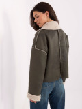 Kurze khakifarbene Übergangsjacke mit Knöpfen