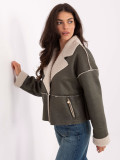 Kurze khakifarbene Übergangsjacke mit Knöpfen