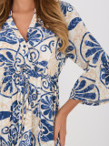 Blaues Midi-Kleid mit Print und Bindegürtel