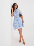 Blaues Kleid mit Print und Gürtel