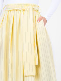Gelber eleganter Midi-Rock mit Streifen und Gürtel