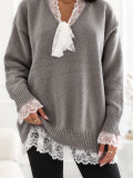 Eleganter grauer Strickpullover mit Spitze und Bindegürtel