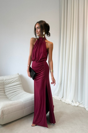 Langes bordeauxrotes Maxikleid mit Schlitz