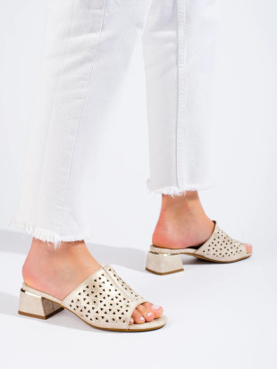 Luftige goldene Sandalen mit niedrigem Absatz