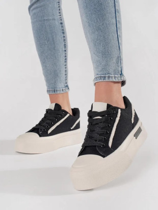Schwarz-weiße Plattform-Sneaker