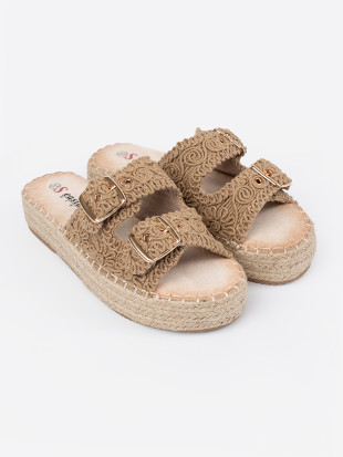 Beige geflochtene Pantoletten auf Plattform mit Schnallen