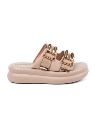 Beige Sandalen mit goldenen Schnallen auf der Plattform
